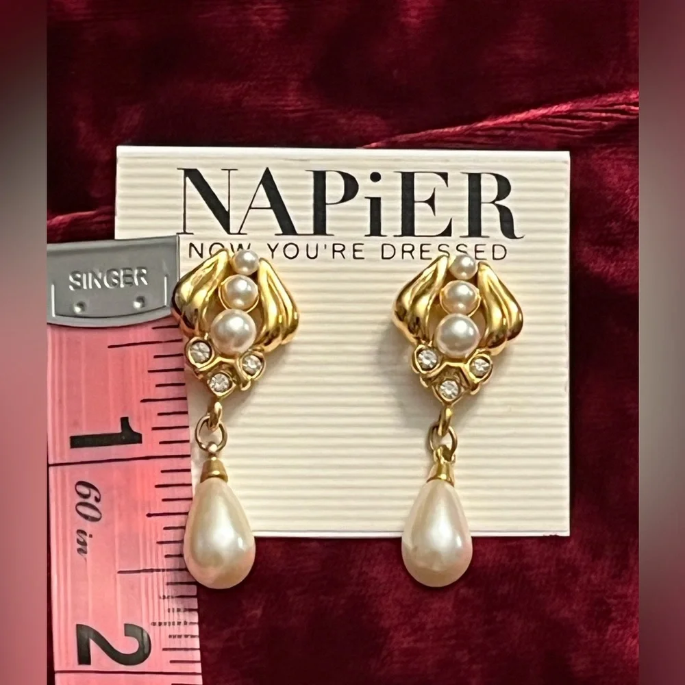 Napier/vintage gold, faux pearl and crystal, 1 1/2” signed - Picture 5 of 5
